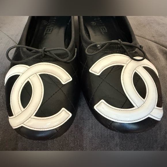 CHANEL Black Quilted Leather Ballet Flats with White CC Appliqué - Picture 4 of 11
